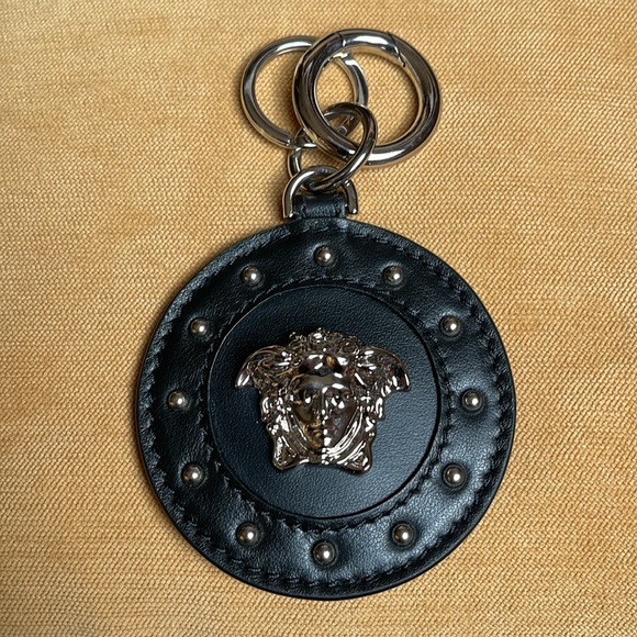 NWT VERSACE LA MEDUSA LOGO BLACK LEATHER STUDDED BAG CHARM KEY CHAIN - Picture 7 of 14